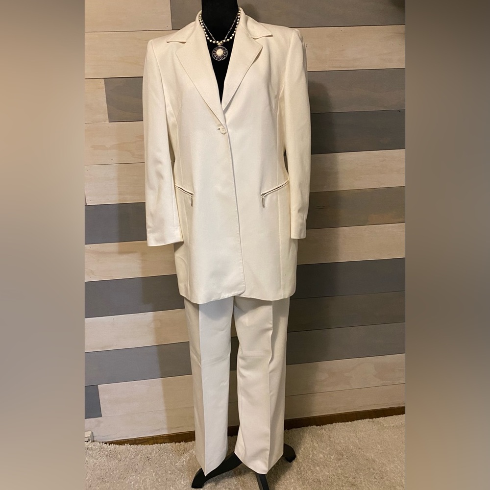 Vintage Anne Klein white pantsuit. Petite 10. Completely lined. Well-made.